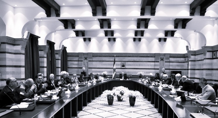 فوضى المراسيم… لماذا يدفع الموظف الضرائب حين يُستثنى من الحقوق؟